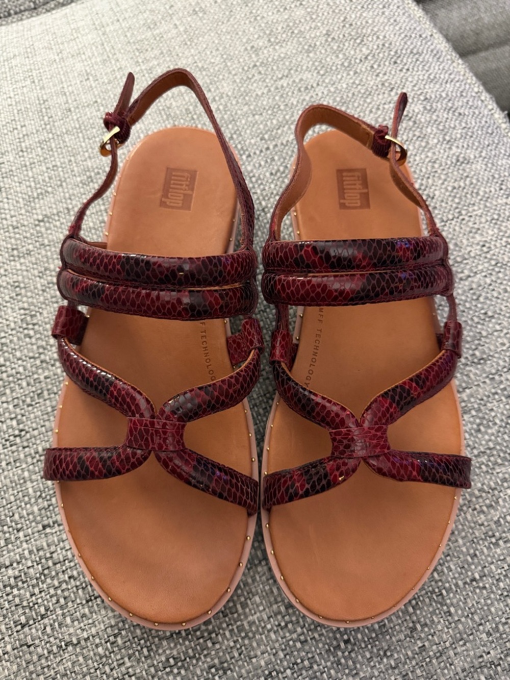 FitFlop Barely Dotted Snake Comfort Sandal Arch Support Burgundy Travel 
Size 8